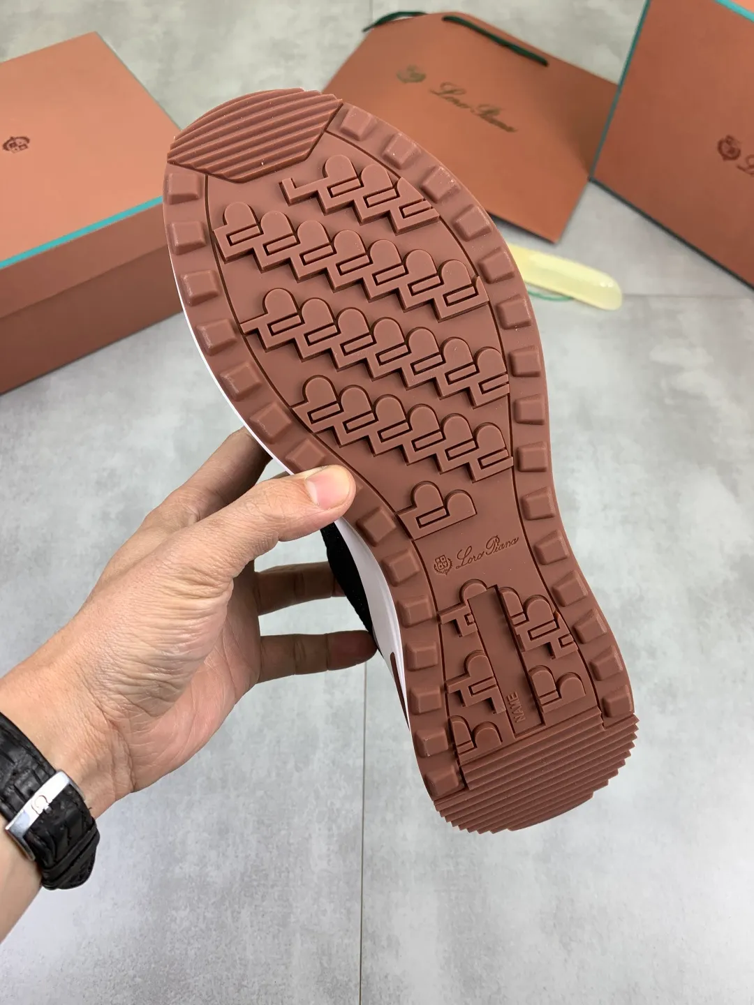 Men's men's shoes 💰P542 New style 💰High quality The latest casual shoes Loro Piana 💯Top grade💯Buy the original copy💯 Founded the existing Loro Piana company on April 24, 1924. The family has been operating for the sixth generation, providing top quality products to customers who are discerning in taste and quality. Imported original fly woven fabrics with cowhide fabric, plain calfskin lining, hand-stitched threads with cowhide feet, original packaging, high-end outsole, size: 38-46, multiple colors available, complete package
